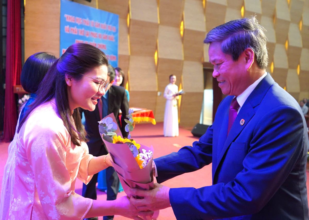 Phó Chủ tịch Tổng LĐLĐ Việt Nam Huỳnh Thanh Xuân chúc mừng tác giải đạt giải hội thi. Ảnh: Mai Dung