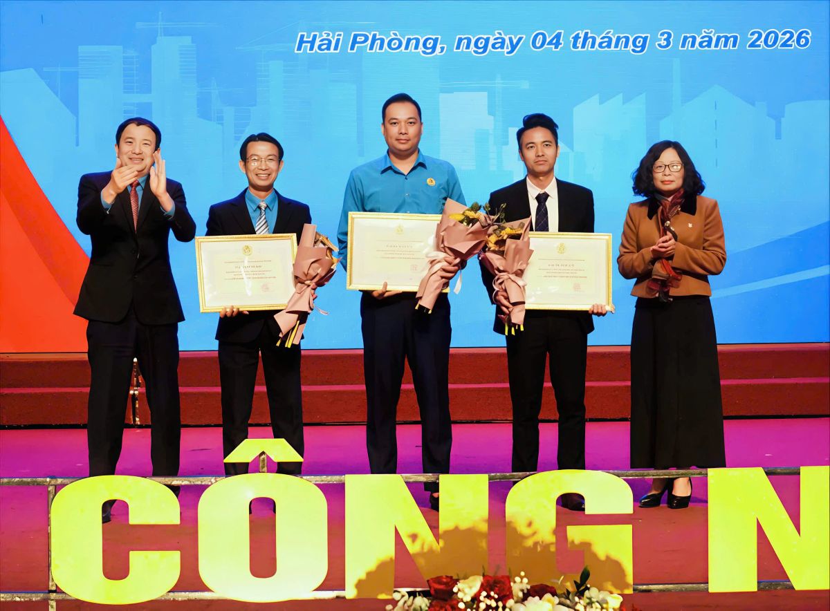 Chủ tịch LĐLĐ TP Hải Phòng Nguyễn Anh Tuân trao giải 3 tập thể có nhiều sáng kiến tham gia và đạt giải tại Hội thi. Ảnh: Mai Dung