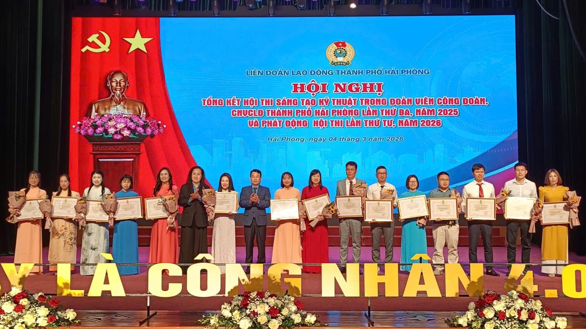 Đại diện lãnh đạo LĐLĐ TP Hải Phòng trao giải cho 30 tác giả, nhóm tác giả đạt giải Khuyến khích. Ảnh: Mai Dung