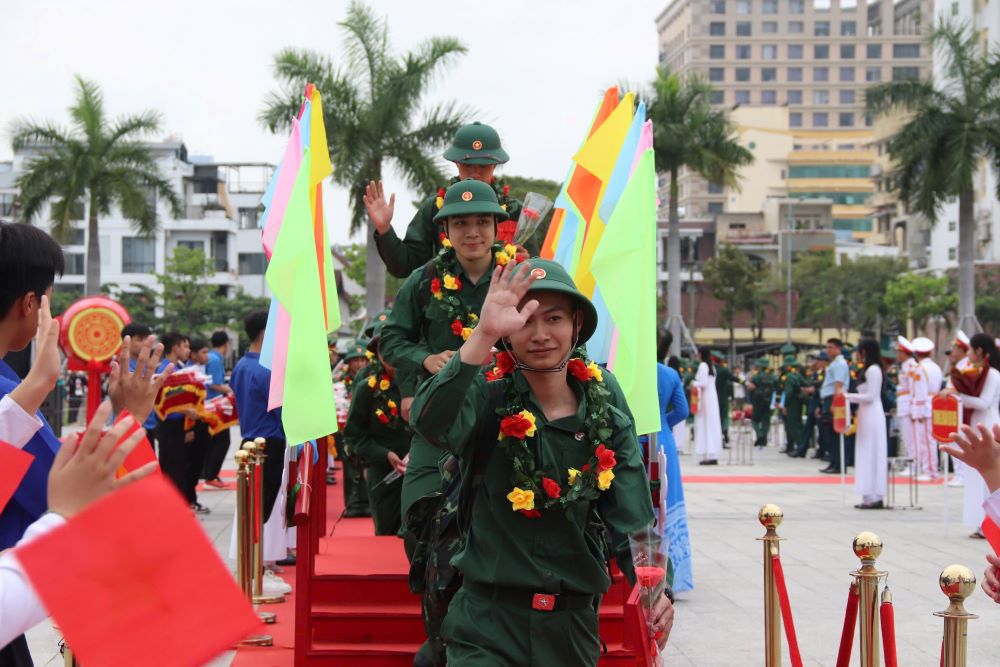 Da Nang new recruits put aside personal feelings to go on military service