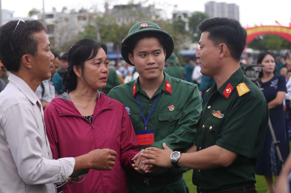 Family sends faith, seeing off new recruits from Ho Chi Minh City on their way to protect the Fatherland