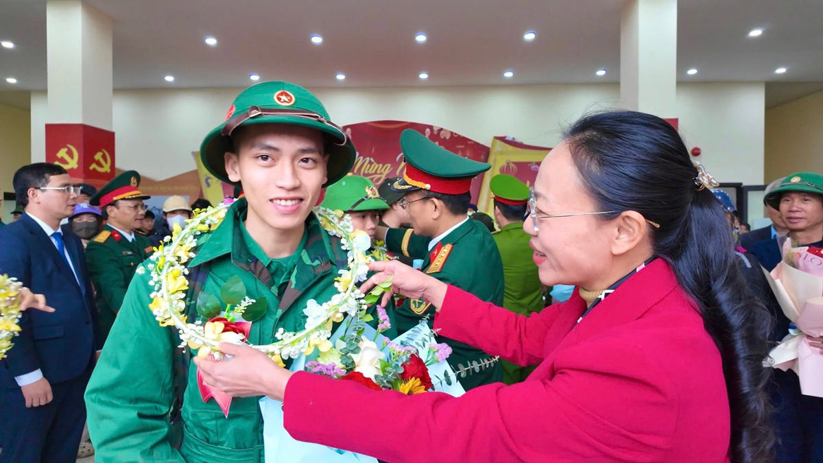 Secretary of the Co To Special Zone presents wreaths to new recruits. Photo: Thu Bau