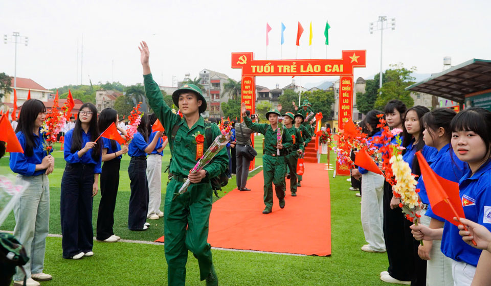 Các tân binh bước qua “Cầu Vinh quang”, lên xe về đơn vị mới. Ảnh: Văn Đức