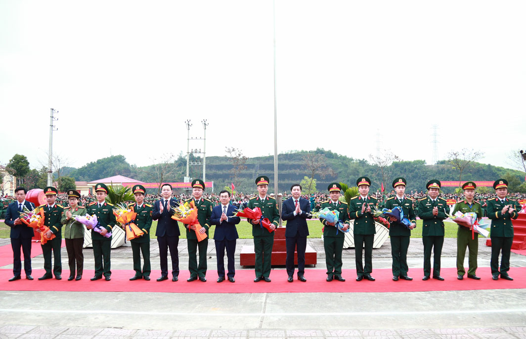 Lãnh đạo tỉnh Lào Cai tặng hoa chúc mừng các đơn vị nhận quân. 