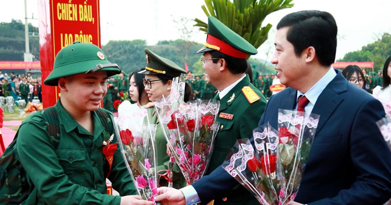 Bí thư Tỉnh ủy Lào Cai dự lễ bàn giao tại Trung đoàn 121