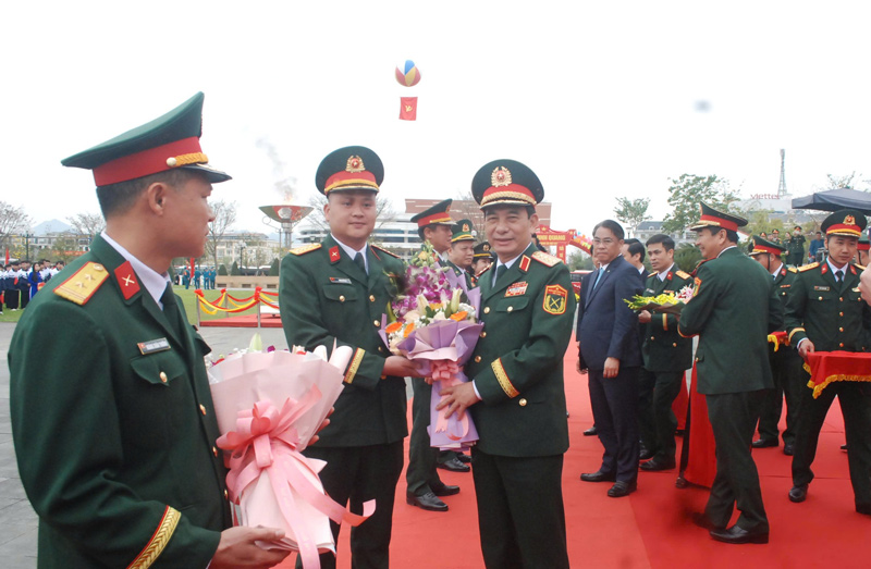 Đại tướng Phan Văn Giang cùng đơn vị tiếp nhận tân binh. Ảnh: Minh Tuấn