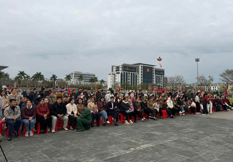 Đông đảo nhân dân và gia đình các tân binh cùng tham gia buổi lễ. Ảnh: Minh Tuấn