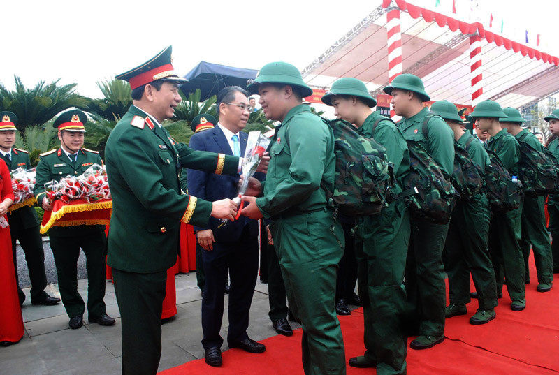 General Phan Van Giang presents flowers to new recruits enlisting. Photo: Minh Tuan