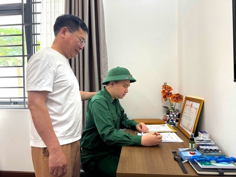 Người thân động viên tân binh trước giờ lên đường. Ảnh: Khánh Linh