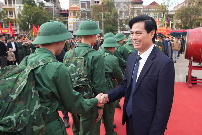 Lãnh đạo Tỉnh ủy Lạng Sơn động viên các tân binh trước khi lên đường. Ảnh: Hoàng Tính