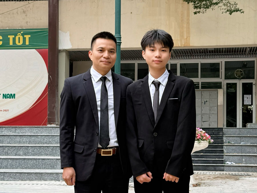 Anh Đoàn Kim Cương (bên trái) - phụ huynh có con tham gia trong kỳ thi vào 10 năm 2026. Ảnh: Nhân vật cung cấp 