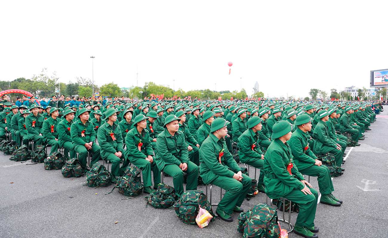 Tại điểm giao quân số 10, Ban Chỉ huy Khu vực phòng thủ 4 - Hạp Lĩnh tổ chức bàn giao 667 thanh niên cho các đơn vị nhận quân. Ảnh: Dương Thủy  