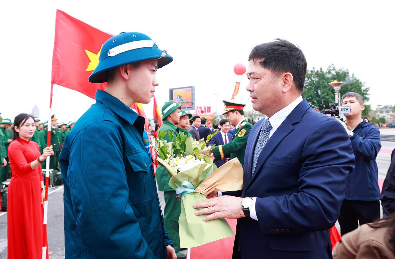 Secretary of Bac Ninh Provincial Party Committee Nguyen Hong Thai presents flowers to encourage new recruits. Photo: Duong Thuy