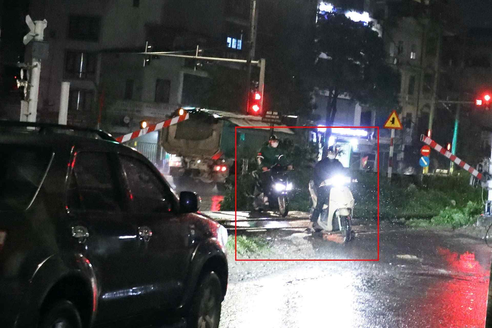 La policía de tráfico rectifica la situación de arriesgarse a cruzar las vías del tren cuando llegan los trenes