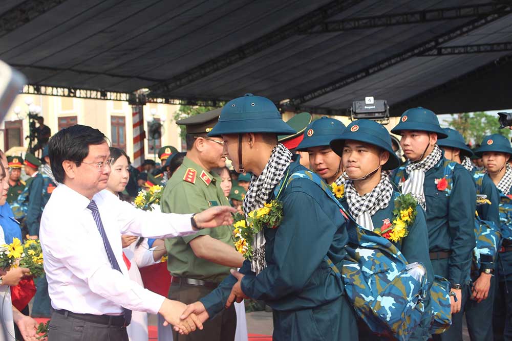 Los líderes de la provincia de Tây Ninh animan a los jóvenes a alistarse en el ejército. Foto: Trần Trung