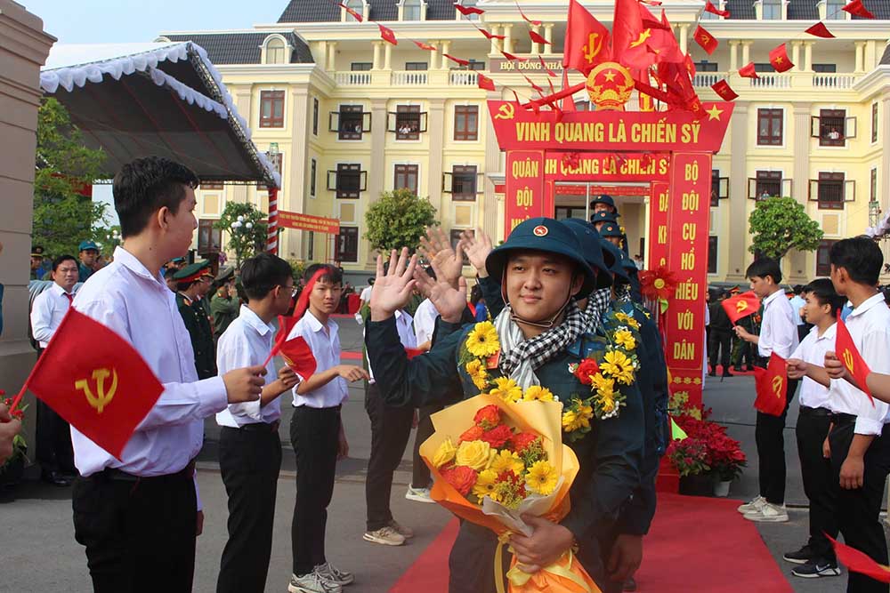 Các công dân trẻ hăng hái lên đường nhập ngũ. Ảnh: Trần Trung