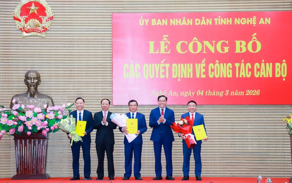 Leaders of Nghe An Provincial People's Committee present decisions and flowers to congratulate cadres who have been transferred and appointed. Photo: Thanh Duy