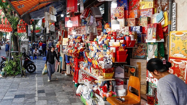 Hanoi eliminates sidewalk encroachment with high determination, flexible approach, clear results. Photo: Huy Khanh