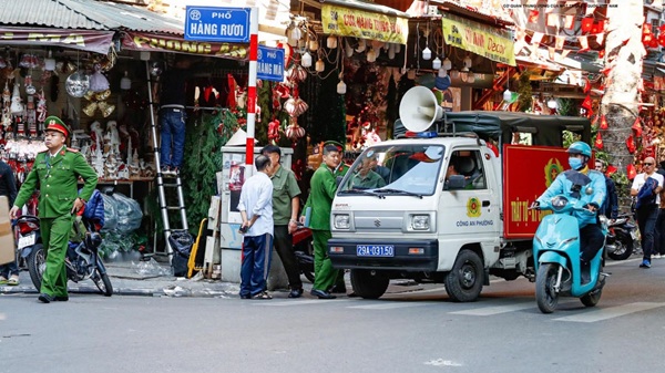 Lực lượng công an phường vừa tuyên truyền, nhắc nhở vừa kiên quyết xử lý các trường hợp cố tình vi phạm. Ảnh: Huy Khánh
