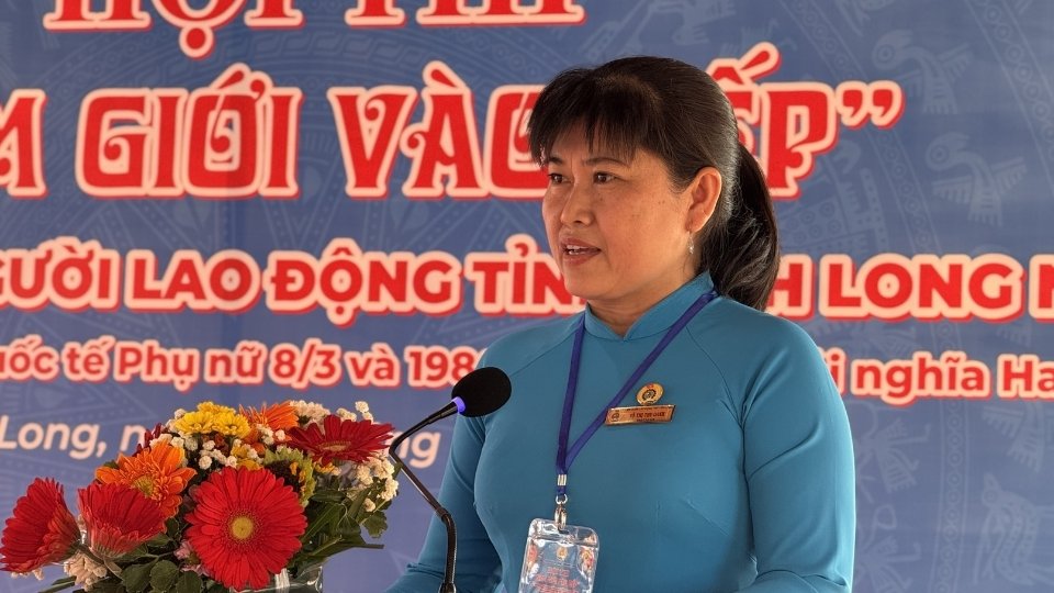 Ms. Vo Thi Thu Oanh - Vice President of Vinh Long Provincial Labor Federation - speaking at the contest. Photo: Hoang Loc