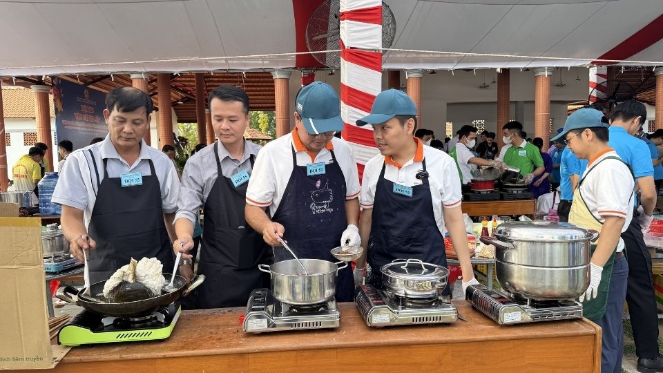 Nam đoàn viên, người lao động tham gia phần thi chế biến món ăn tại hội thi “Nam giới vào bếp”. Ảnh: Hoàng Lộc 