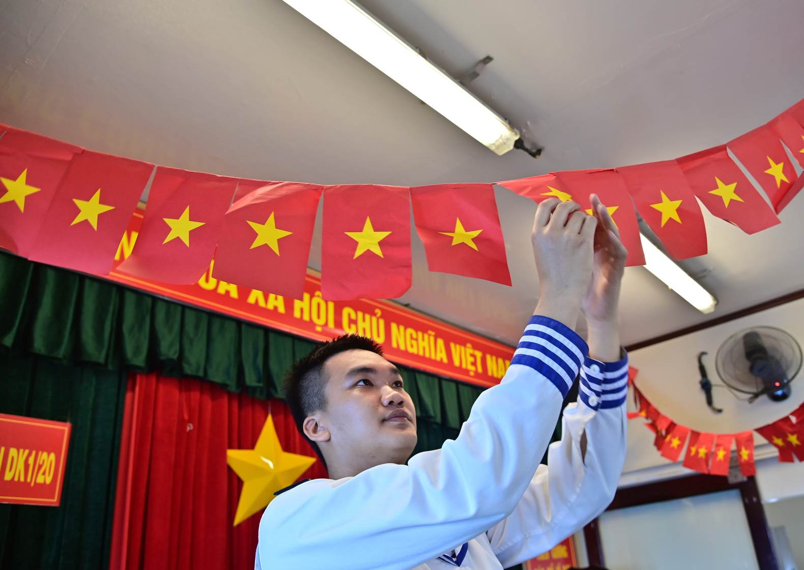 쯔엉사 04호 선박에서 조기 선거에 참여하는 유권자. 사진: 반 드엉