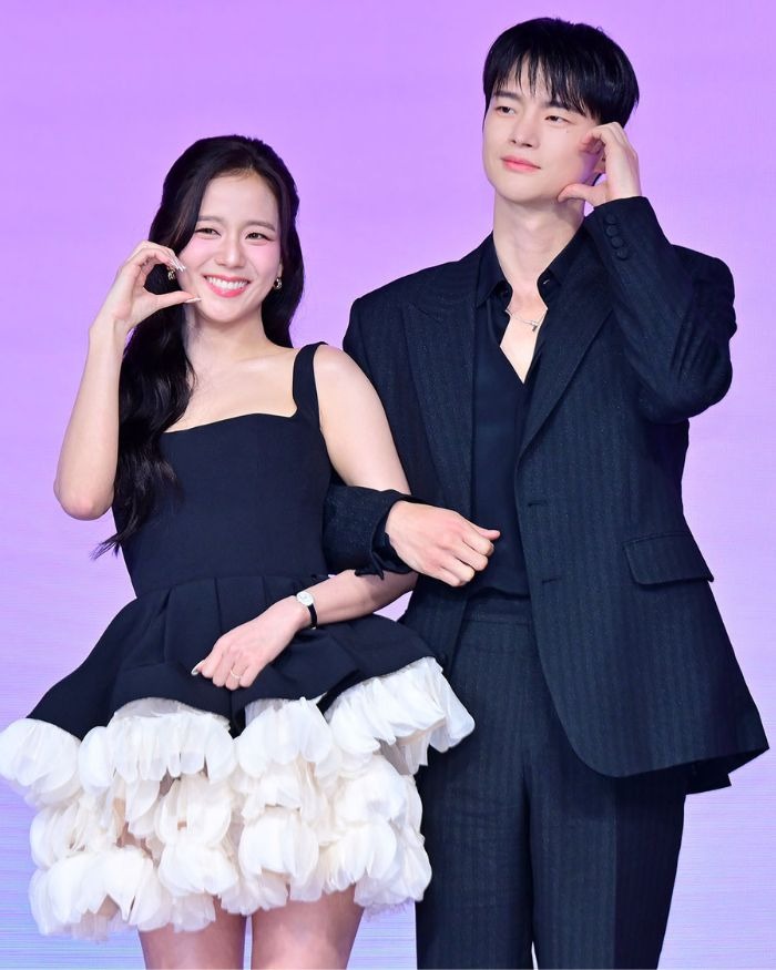 Jisoo và Seo In Guk tại họp báo ra mắt phim “Boyfriend on demand”. Ảnh Nhà sản xuất