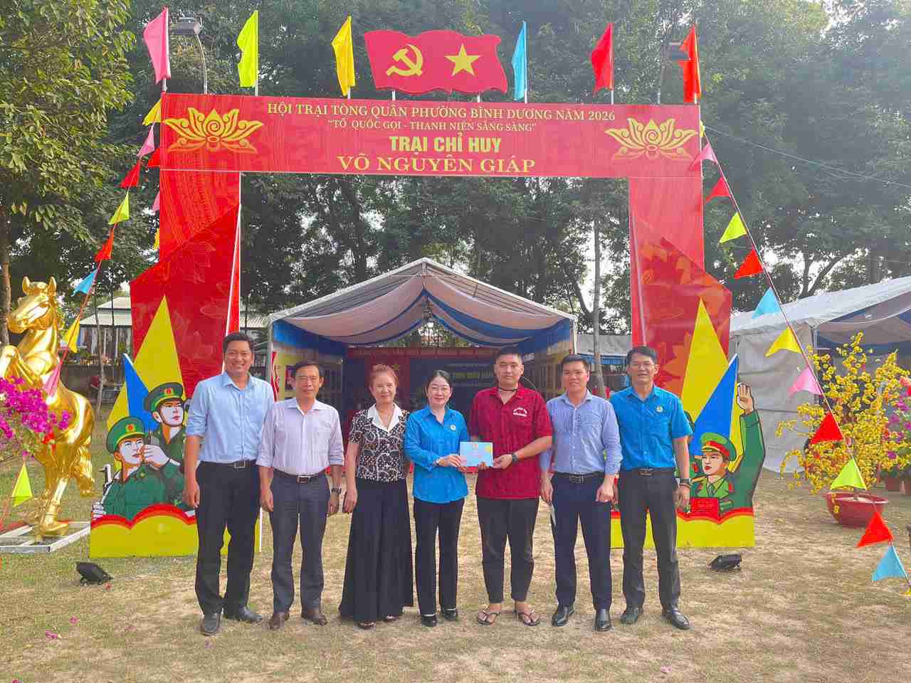 Bà Nguyễn Kim Loan - Phó Chủ tịch LĐLĐ TPHCM thăm động viên công nhân lao động lên đường nhập ngũ. Ảnh: Công đoàn cung cấp