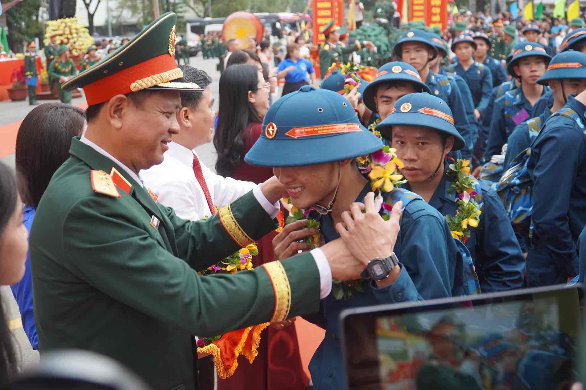 Thượng tướng Nguyễn Trường Thắng, Ủy viên Trung ương Đảng, Thứ trưởng Quốc phòng trao hoa, động viên Tân Bình lên đường nhập ngũ. Ảnh: HAC