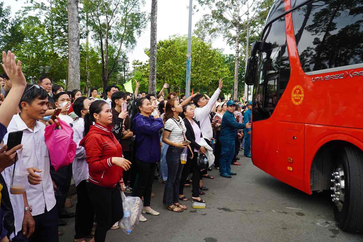 Người thân tạm biệt các tân binh lên đường làm nhiệm vụ. Ảnh: HAC