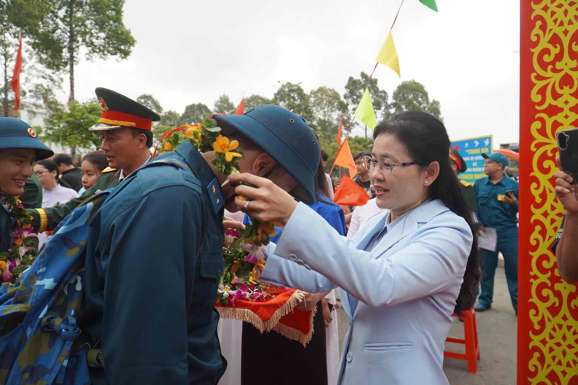 Bà Tôn Ngọc Hạnh, Ủy viên Trung ương Đảng, Phó Bí thư Thường trực Tỉnh ủy, Chủ tịch Hội đồng nhân dân tỉnh Đồng Nai trao hoa, động viên tân binh lên đường nhập ngũ. Ảnh: HAC
