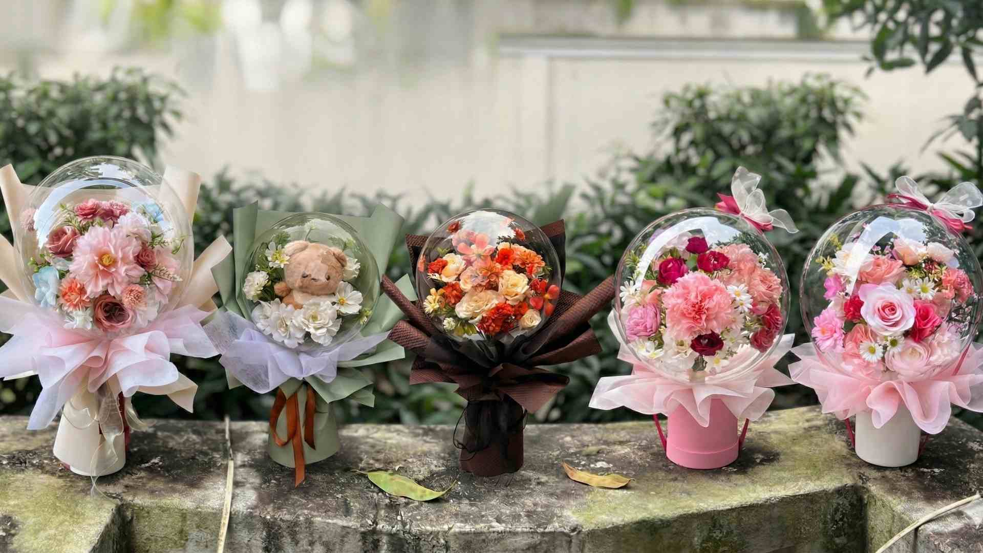 선물 8. 3은 풍선 속의 실크 꽃으로 방향을 전환합니다. 사진: NVCC