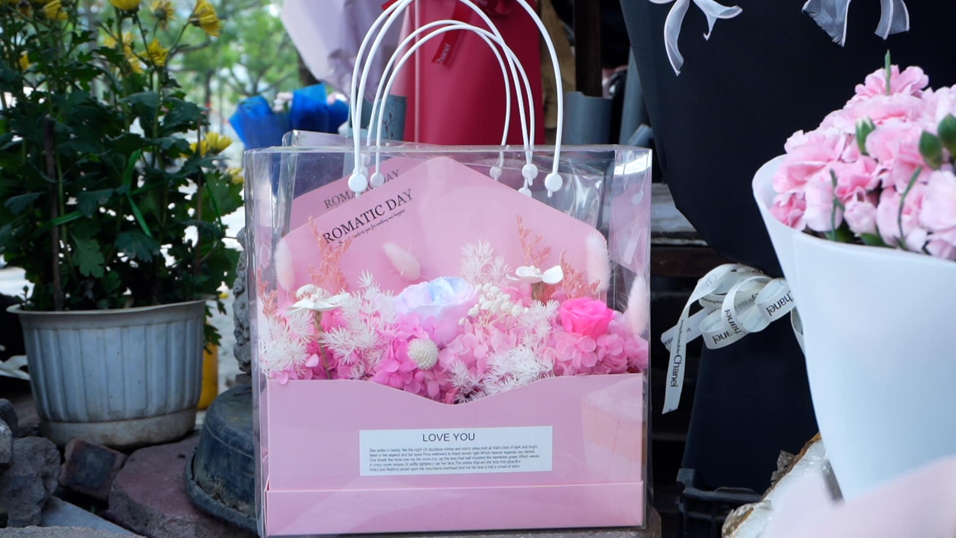 Những set hoa tươi được thiết kế đa dạng, phục vụ nhu cầu tặng đồng nghiệp và người thân. Ảnh: Huyền Anh