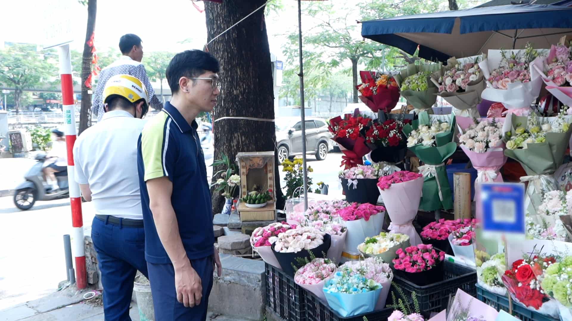 Nhiều khách hàng đến cửa hàng hoa từ sớm để chọn và đặt trước các mẫu hoa tặng dịp 8.3. Ảnh: Huyền Anh