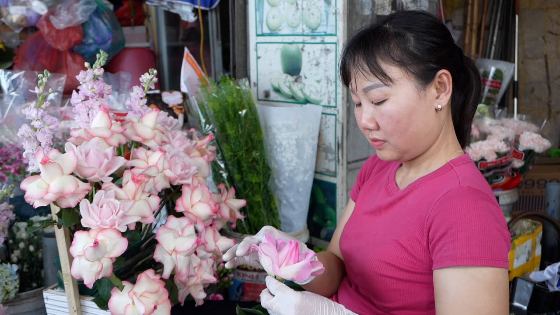 Tiểu thương cho biết lượng khách mua hoa dịp 8.3 đã tăng gấp nhiều lần so với ngày thường. Ảnh: Huyền Anh