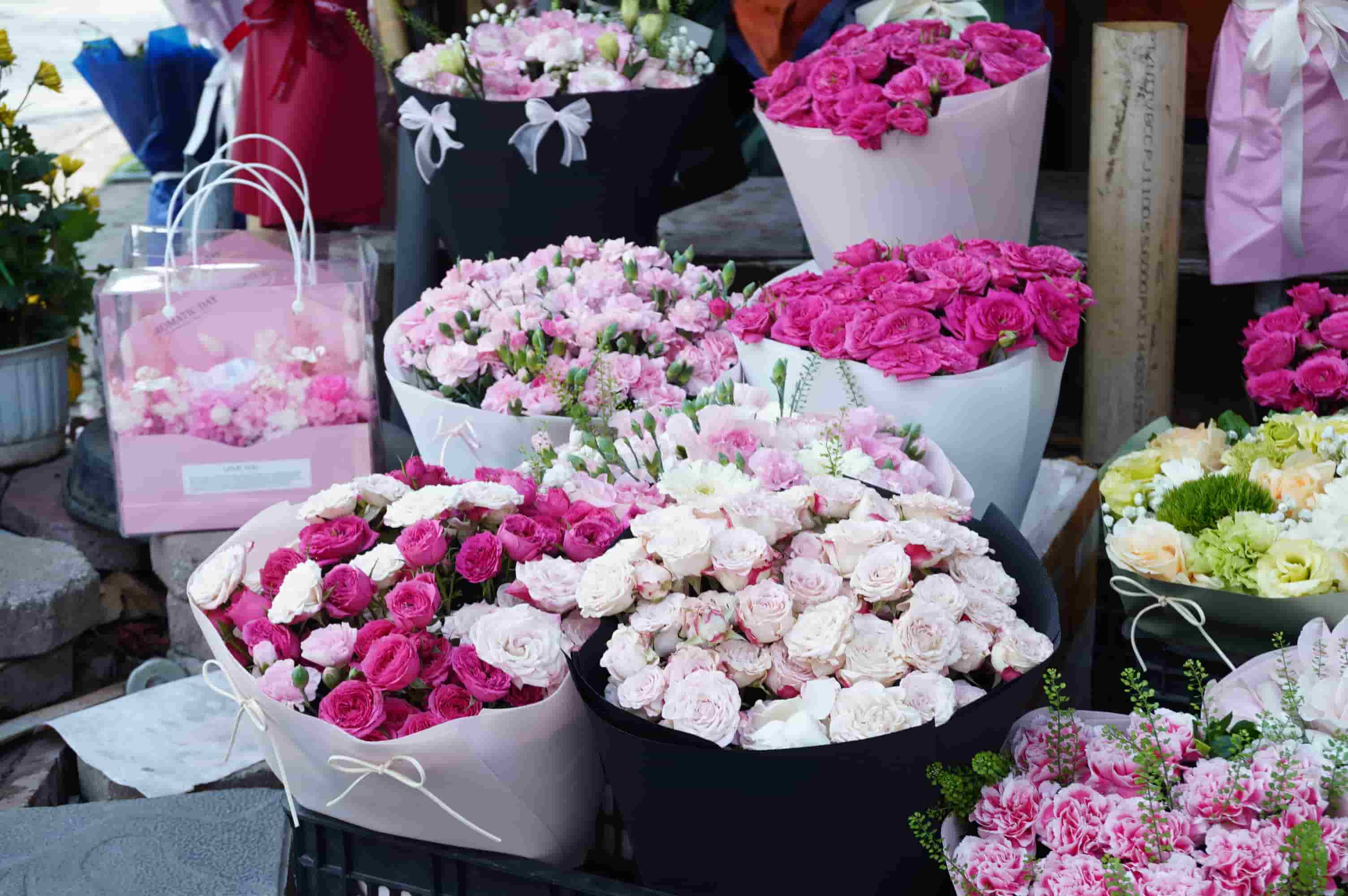 The fresh flower market at Cau Giay market (Hanoi) is starting to become bustling before International Women's Day 8. 3. Photo: Huyen Anh