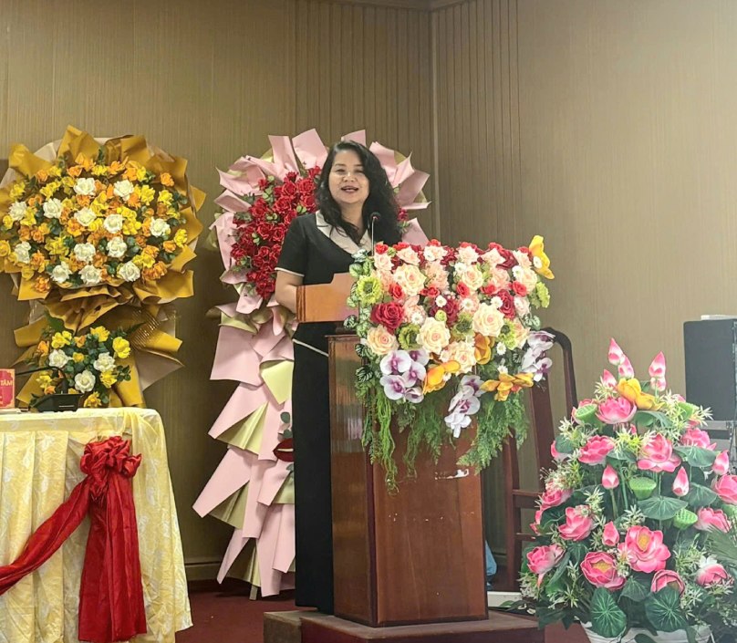 Bà Nguyễn Quỳnh Liên phát biểu tại buổi tiếp xúc cử tri. Ảnh: Thùy Giang