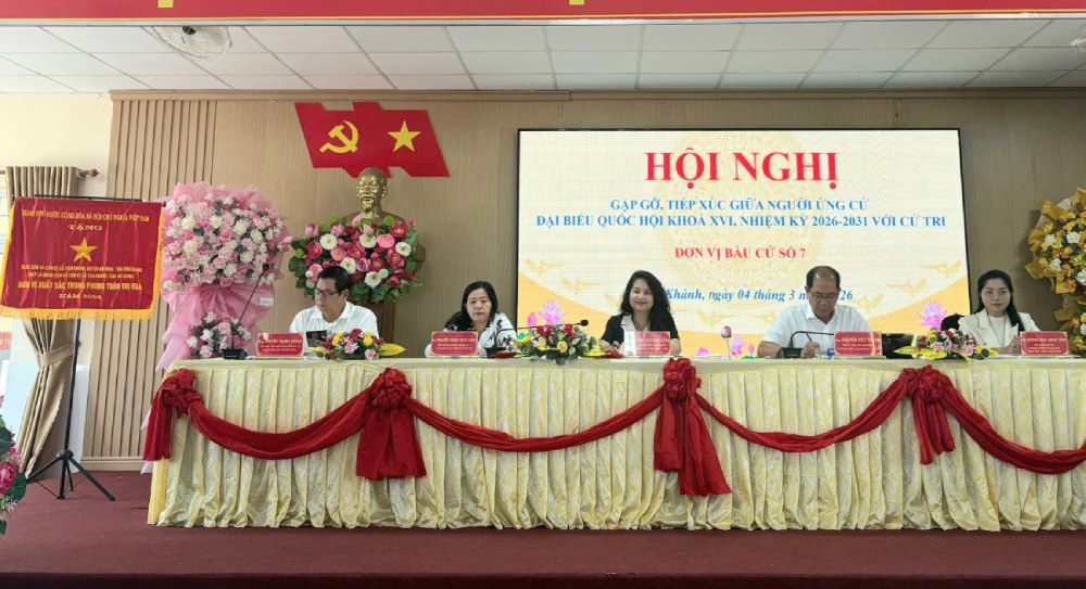 5 candidates running for National Assembly Deputy of the 16th term participate in meetings with voters in Van Khanh commune. Photo: Thuy Giang