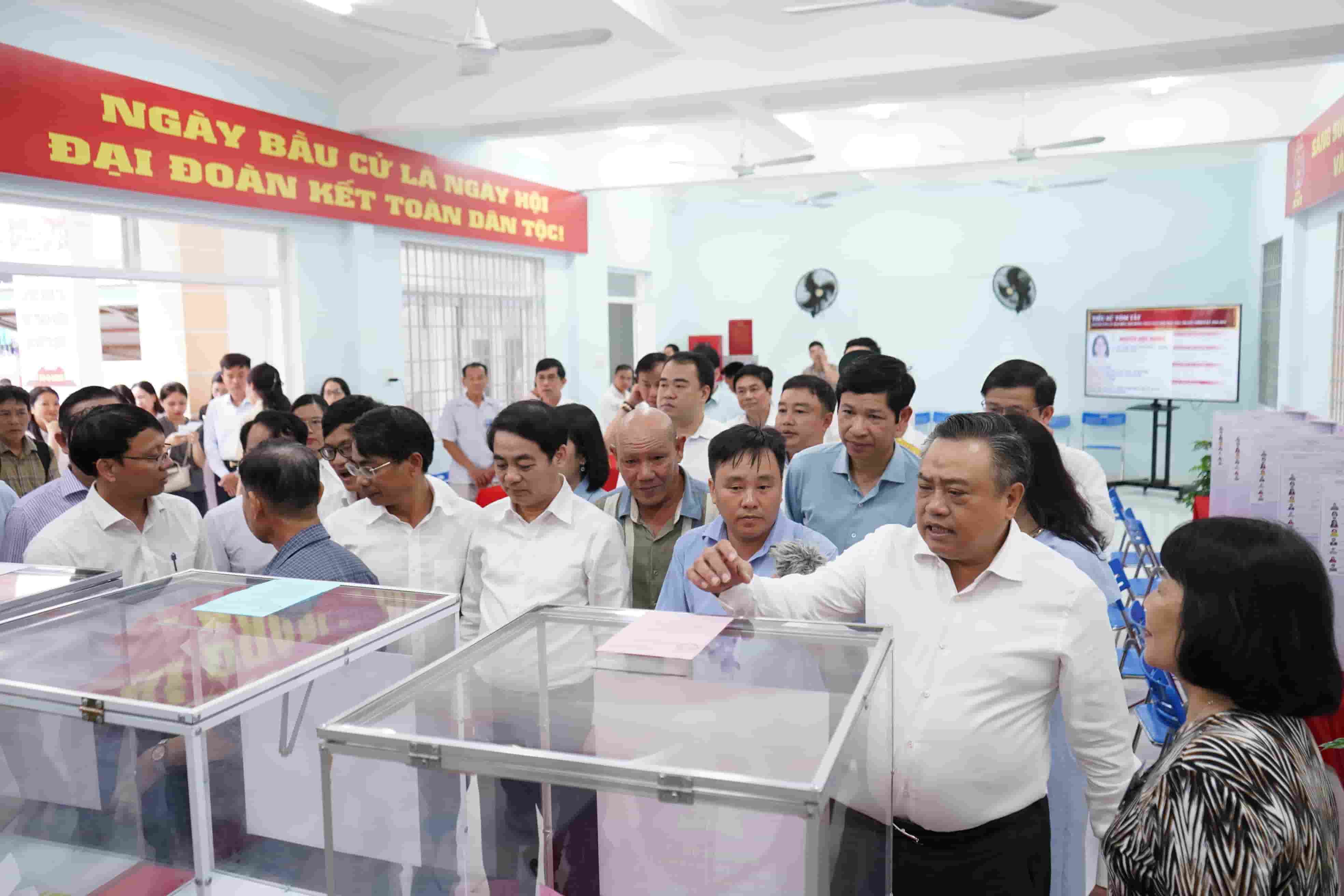 Đoàn giám sát, kiểm tra của Ủy ban Thường vụ Quốc hội và Hội đồng Bầu cử Quốc gia do ông Trần Sỹ Thanh, Ủy viên Bộ Chính trị, Chủ nhiệm Ủy ban Kiểm tra Trung ương làm Trưởng đoàn đã làm việc tại tỉnh Khánh Hòa về công tác chuẩn bị bầu cử. Ảnh: Hữu Long