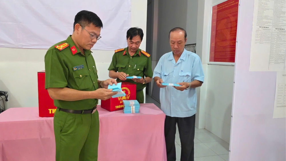 Thượng tá Lê Minh Chánh – Trưởng Công an phường Rạch Giá (bìa trái) kiểm tra công tác bầu cử tại điểm bỏ phiếu số 27, phường Rạch Giá. Ảnh: Văn Vũ