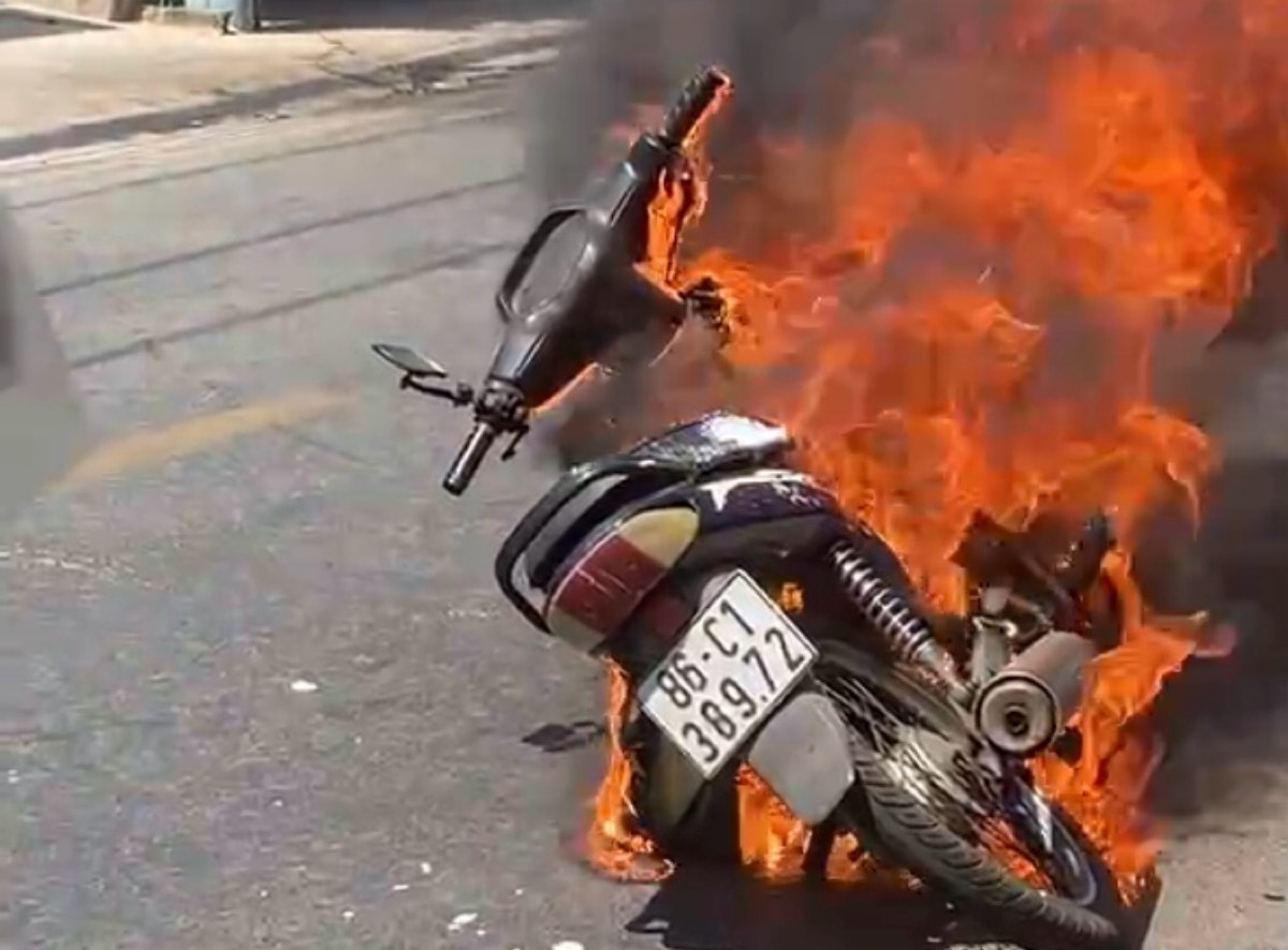 Xe máy bốc cháy ngùn ngụt khi lưu thông trên đường. Ảnh: Duy Tuấn 