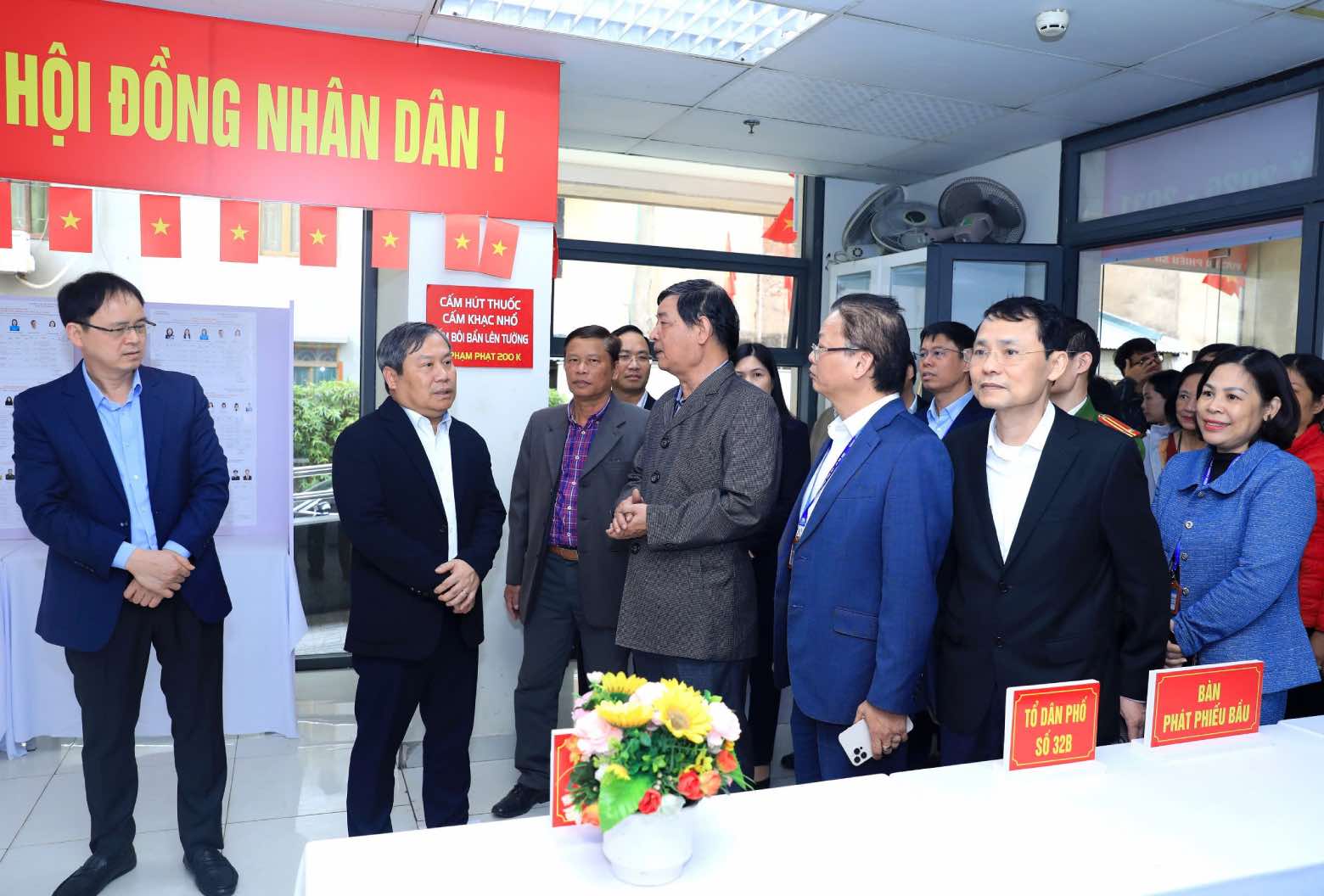 Chủ tịch UBND TP Hà Nội Vũ Đại Thắng cùng các thành viên Đoàn công tác số 2 đi thăm, kiểm tra công tác chuẩn bị bầu cử. Ảnh: Phạm Linh