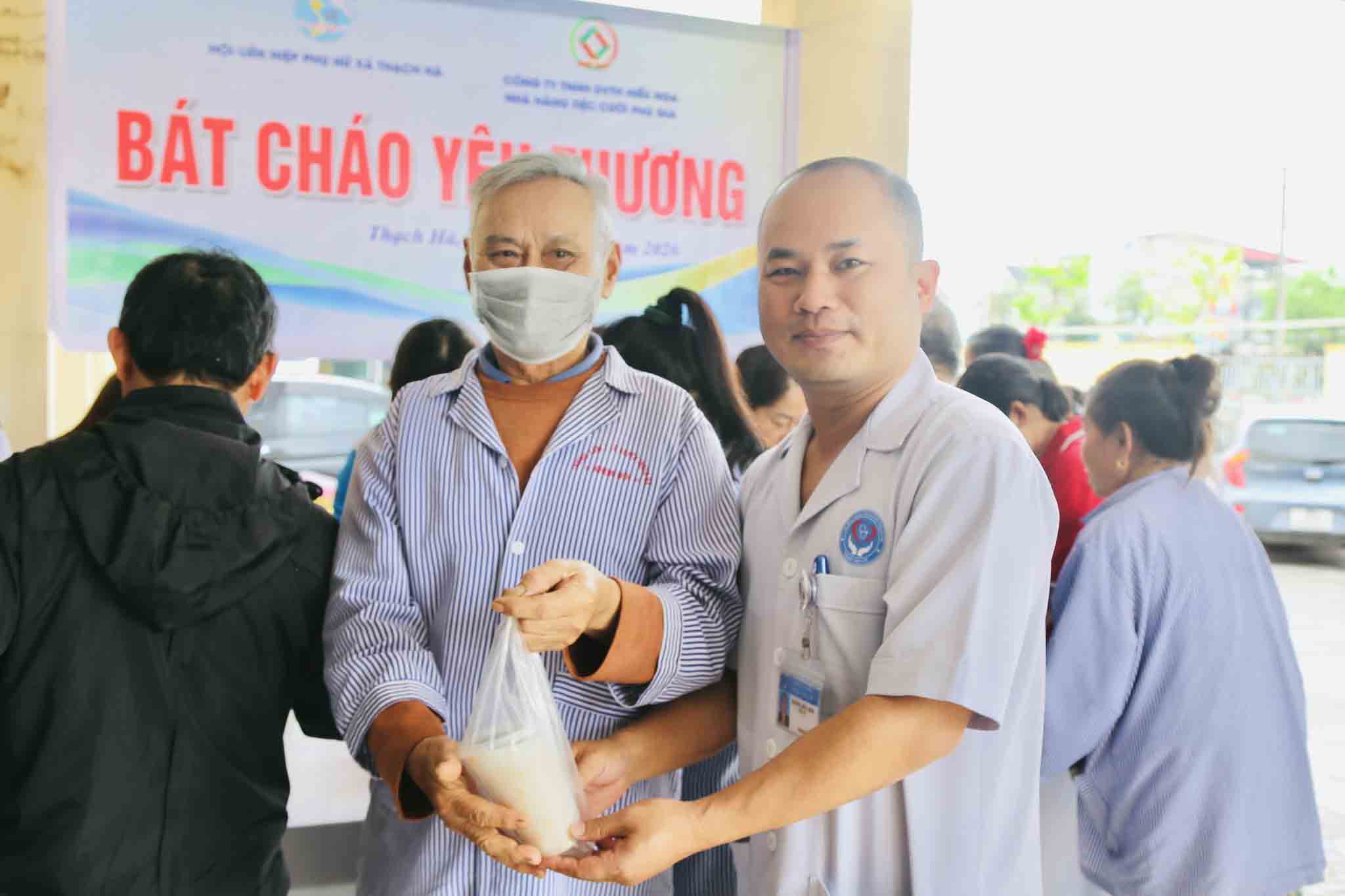 Free porridge portions are handed directly to patients. Photo: Ha Thach