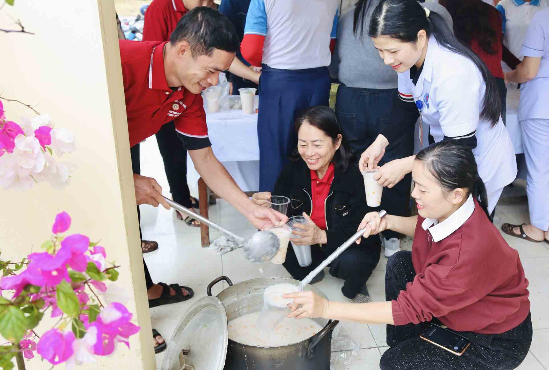 Múc những suất cháo nóng nổi để trao đến bệnh nhân ở Trung tâm Y tế Thạch Hà. Ảnh: Hà Thạch