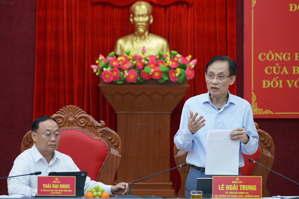 Politburo Member, Minister of Foreign Affairs Le Hoai Trung delivered a directive speech at the Conference announcing the decision to inspect and supervise 2026 of the Politburo and the Secretariat for the Standing Committee of Gia Lai Provincial Party Committee. Photo: Hoai Phuong