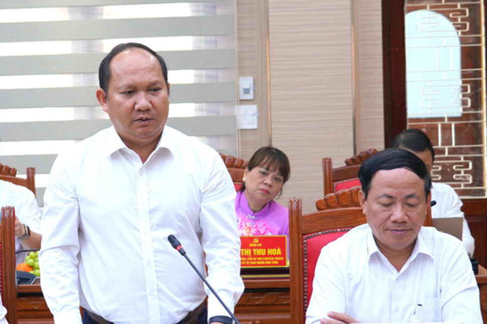 Phó Bí thư Thường trực Tỉnh ủy Gia Lai Rah Lan Chung báo cáo tại hội nghị. Ảnh: Hoài Phương