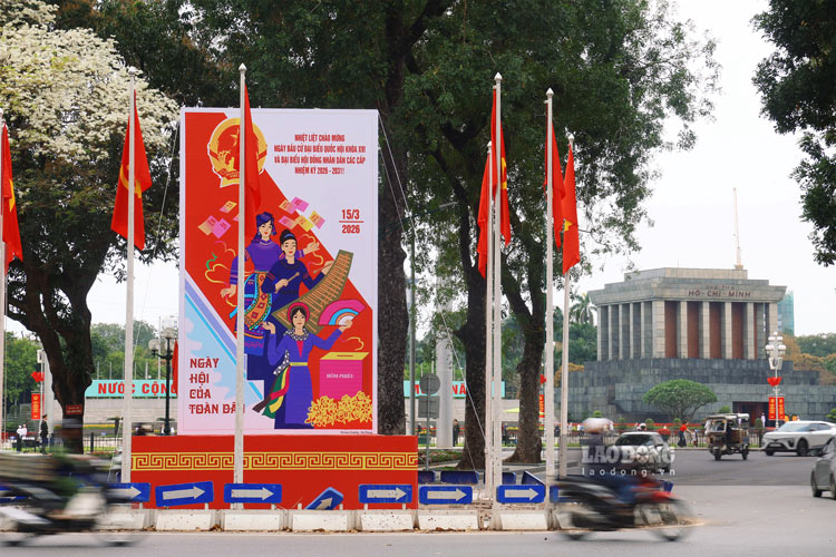 Những ngày này, khắp các tuyến phố tại Hà Nội đã khoác lên mình màu áo rực rỡ đón mừng Ngày hội toàn dân đi bầu cử 15.3. Tại nút giao Điện Biên Phủ - Độc Lập, banner cỡ lớn cùng cờ Đảng, cờ Tổ quốc được bố trí trang trọng ngay gần Lăng Chủ tịch Hồ Chí Minh.