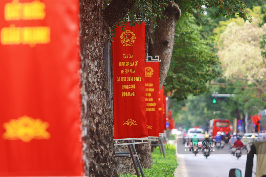 Dọc các tuyến phố trung tâm Thủ đô như Hoàng Diệu, Phan Đình Phùng, Điện Biên Phủ... được trang hoàng rực rỡ, với những khẩu hiệu thể hiện lòng tin của nhân dân.