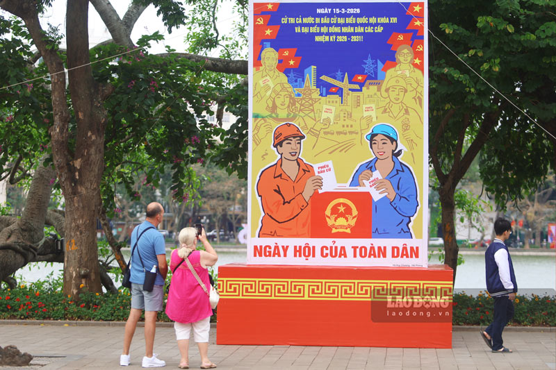 Banner đặt tại khu vực Hồ Hoàn Kiếm thu hút sự chú ý của du khách quốc tế.