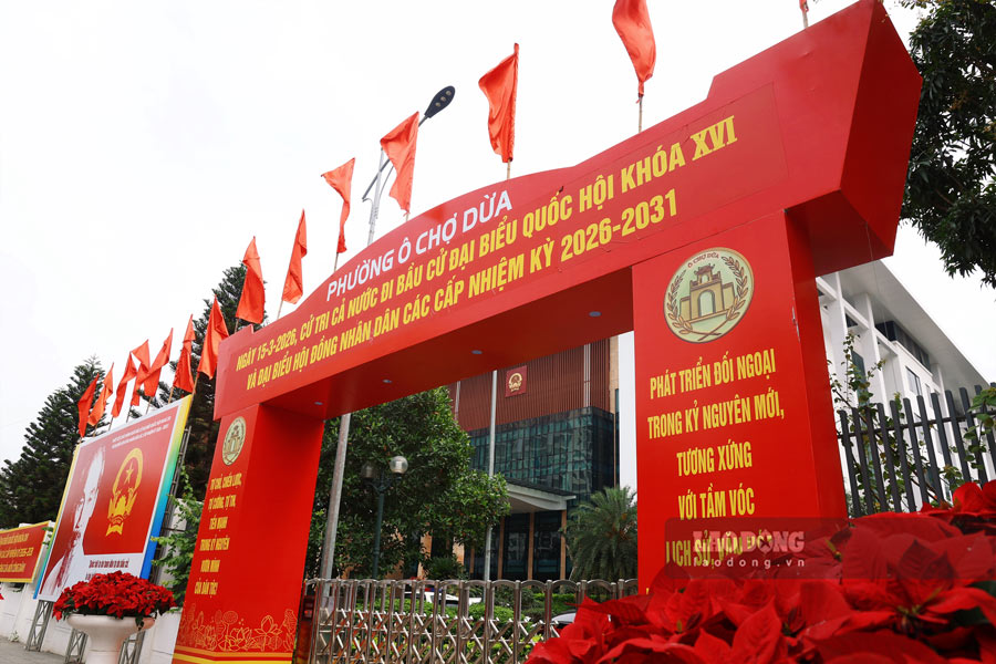 Tại nhiều trụ sở, cơ quan, các tấm áp phích, khẩu hiệu lớn được đặt trang trọng. Hình ảnh ghi nhận tại UBND phường Ô Chợ Dừa.